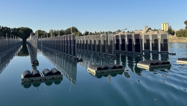 Открыта первая в мире вертикальная плавучая солнечная станция